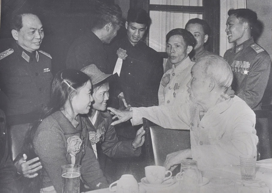 Anh hùng Ngô Thị Tuyển dân quân Nam Ngạn, Thanh Hoá vinh dự được Bác Hồ hỏi chuyện trong giờ nghỉ giảo lao tại Đại hội Anh hùng chiến sỹ thi đua toàn quốc lần thứ IV ngày 30/12/1966.