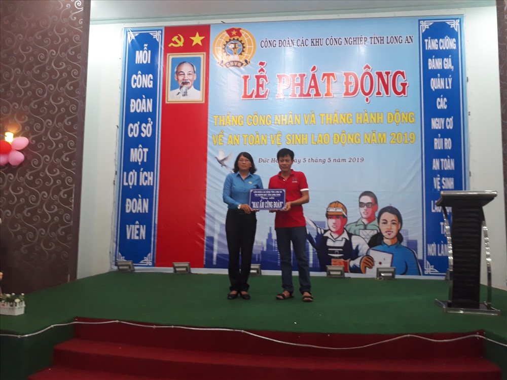 Trao Mái ấm công đoàn cho CNLĐ khó khăn về nhà ở.