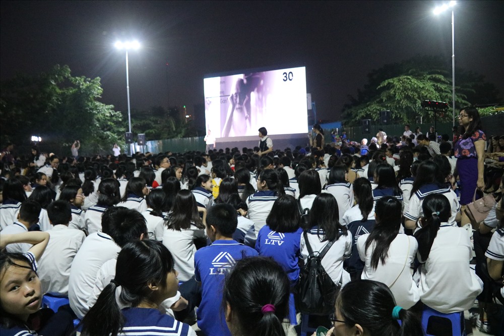 Học sinh Trường Lương Thế Vinh đến kín sân trường xem bộ phim về nhà giáo Văn Như Cương.