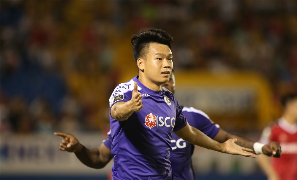 Thành Chung đánh đầu gỡ hòa 2-2 cho CLB Hà Nội ở phút bù giờ cuối cùng, sau cú “vồ hụt bóng” của thủ thành Tấn Trường. Ảnh: Đ.V