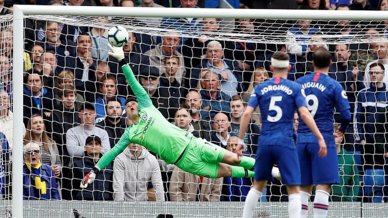 Phút 8, Kepa cứu thua xuất sắc cho Chelsea sau pha đánh đầu của Troy Deeney. Ảnh: Reuters.