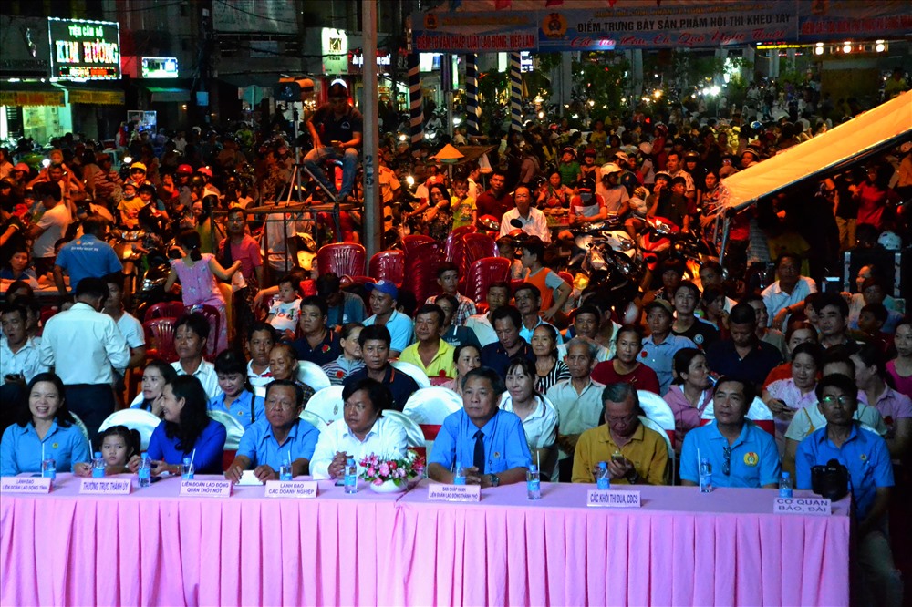 Đại diện đoàn viên, CNLĐ và đông đảo người dân quan tâm đến hoạt động của Ngày hội Công nhân. Ảnh: Lục Tùng