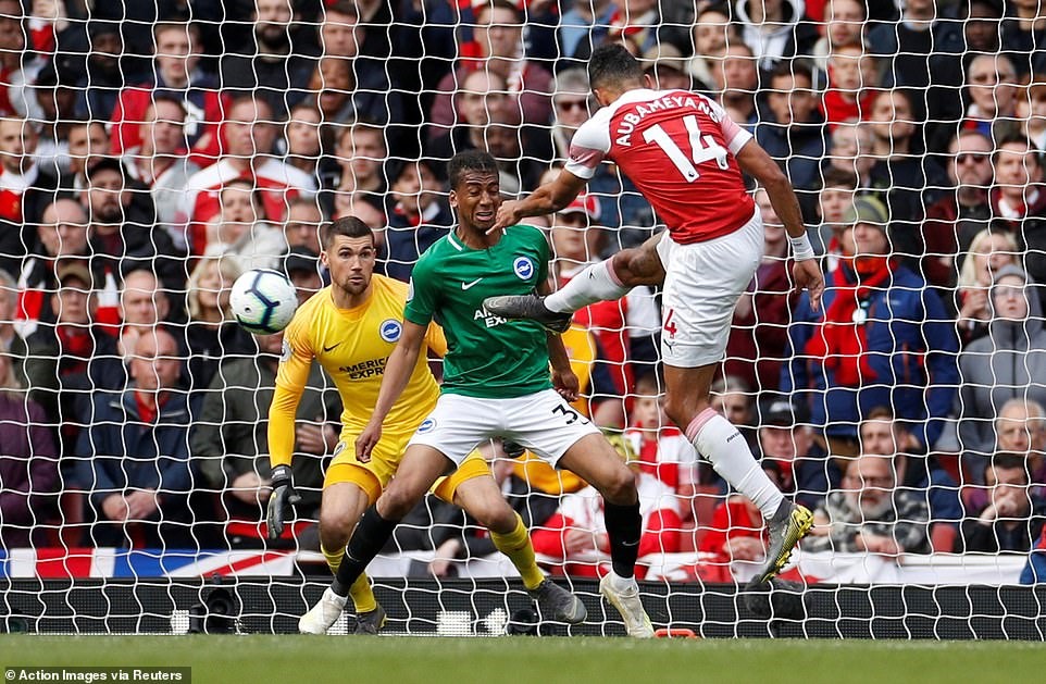 Pha bỏ lỡ đáng tiếc của Aubameyang trong hiệp 2. Ảnh: Reuters.