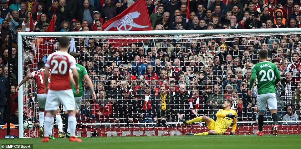Arsenal (áo đỏ trắng) vượt lên dẫn trước từ sớm. Ảnh: Empics Sport.