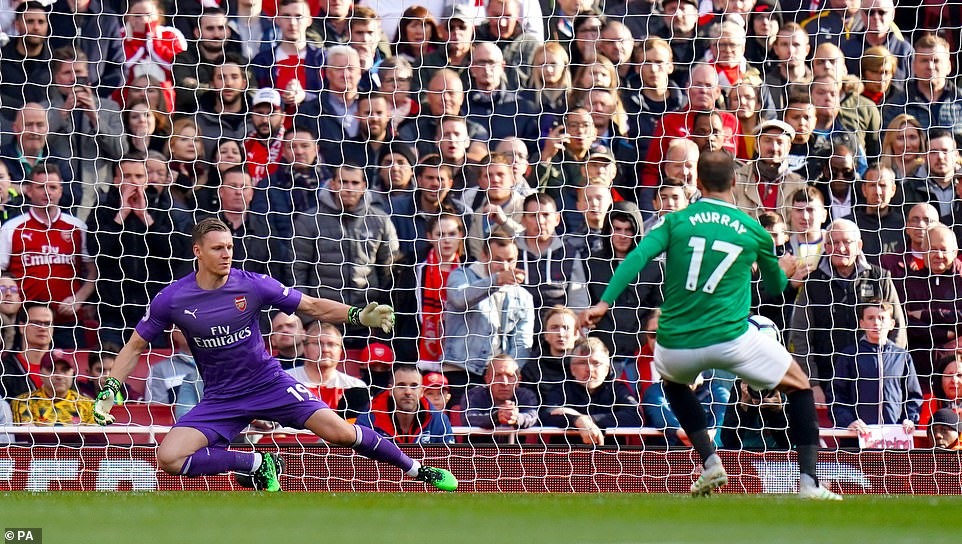 Cú đá phạt đền thành công của Glenn Murray. Ảnh: PA.