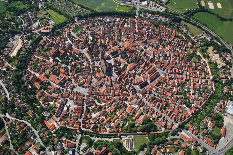 Nördlingen, Đức Nördlingen là một thị trấn ở Donau-Ries, Swabia, bang Bavaria, với dân số xấp xỉ 24.000 người. Thị trấn này được nhắc đến lần đầu tiên trong sử sách vào năm 898. Ngày nay, nó là một trong ba thị trấn ở Đức vẫn có tường thành kiên cố bao quanh, hai thị trấn còn lại là Rothenburg ob der Tauber và Dinkelsbühl.