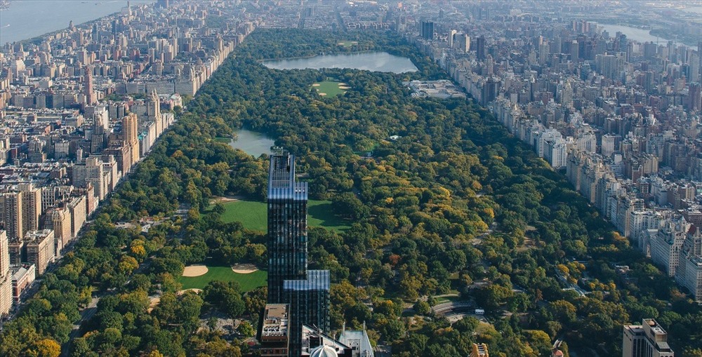 New York, Mỹ New York là quê hương của những địa điểm mang tính biểu tượng nhất thế giới như Công viên trung tâm và quảng trường Thời đại. New York còn là thành phố đông dân cư nhất nước Mỹ. Bức ảnh này cho thấy Công viên trung tâm rộng lớn đến mức nào, đặc biệt là đối với một thành phố đông đúc chật chội.