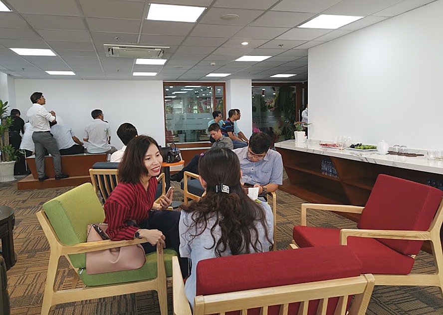 2 phòng chờ cũng là nơi dùng tiệc trà, giao lưu cho phóng viên và khách mời.v.v... khá rộng rãi và trang bị nhiều bàn ghế phục vụ.