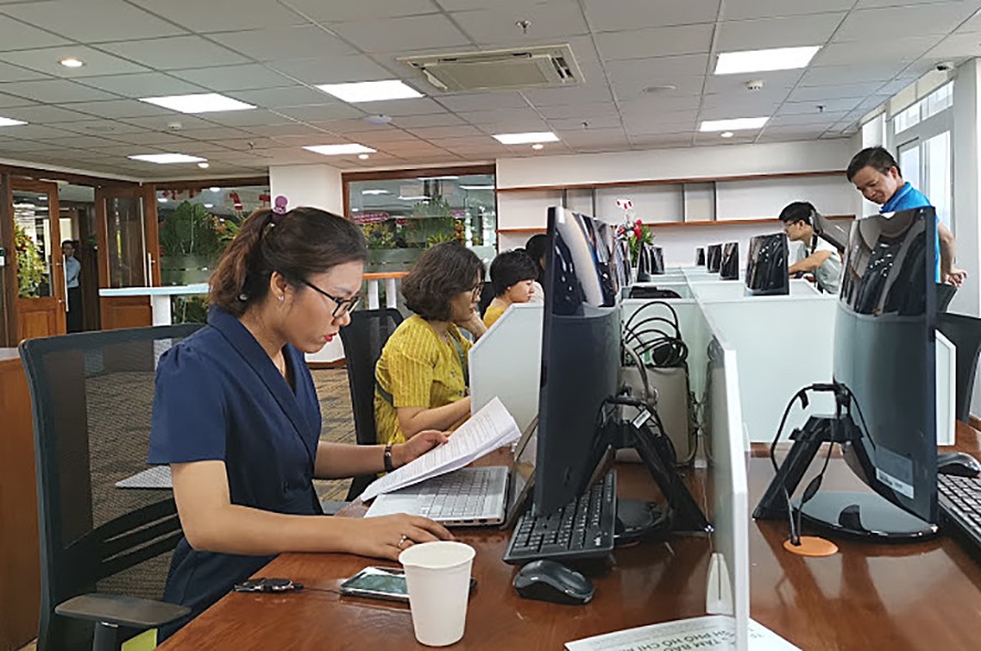 Phòng làm việc dành cho phóng viên trang bị sẵn máy tính và đường truyền Internet tốc độ cao.