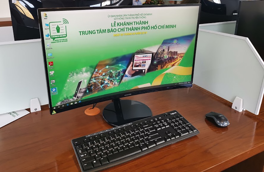 Máy tính sử dụng loại màn hình cong chất lượng cao thuận lợi cho góc nhìn.