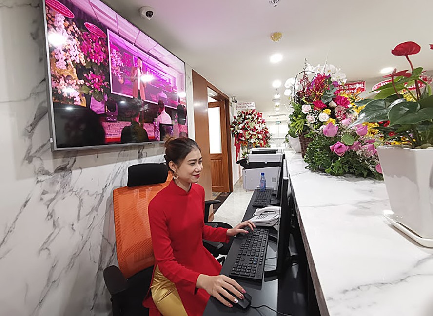 Phía trước Phòng họp báo là quầy tiếp tân.