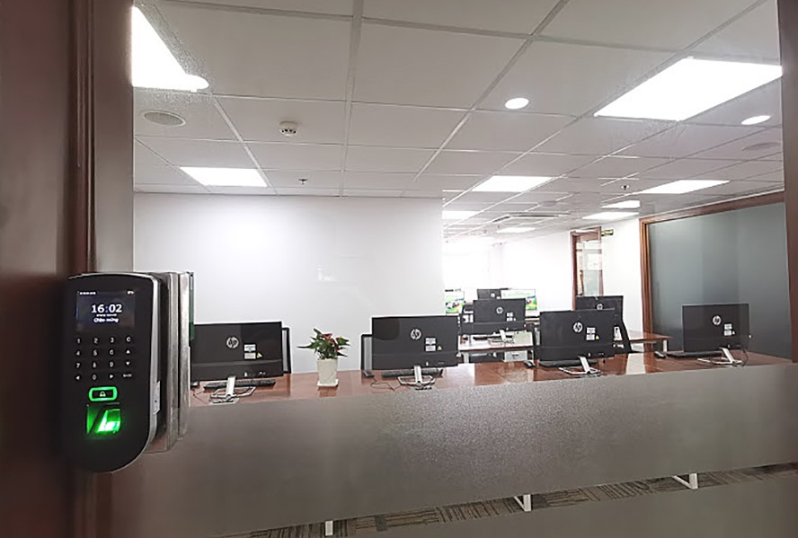 Phòng điều hành với cửa ra vào sử dụng khóa vân tay.