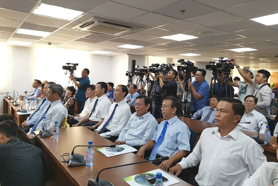 Phòng họp báo lớn có 100 chỗ ngồi.