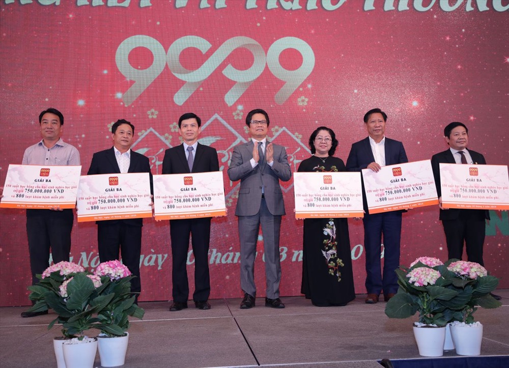Phó Chủ tịch UBND tỉnh Vĩnh Long Lữ Quang Ngời (bìa trái) nhận giải thưởng app “9999 Tết vào tháng 3 vừa qua tại Hà Nội