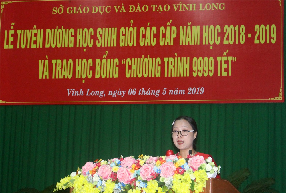 Bà Nguyễn Thị Quyên Thanh – Giám đốc Sở GDĐT Vĩnh Long phát biểu tại buổi lễ trao học bổng
