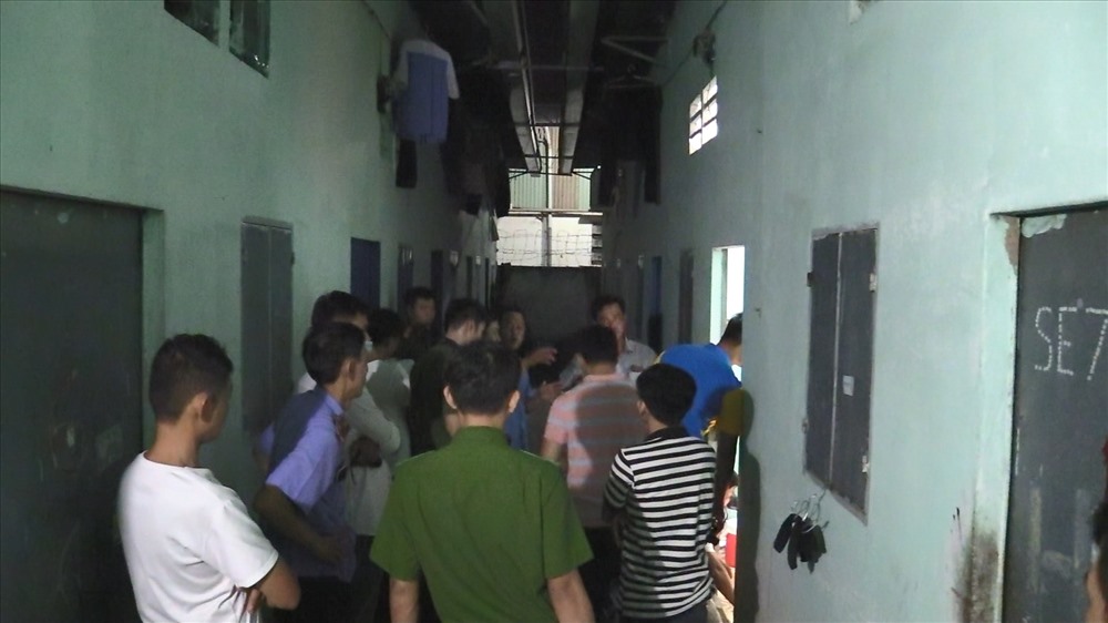 Hiện trường vụ 3 đối tượng lạ mặt xông vào đánh đập khiến một thanh niên tử vong.