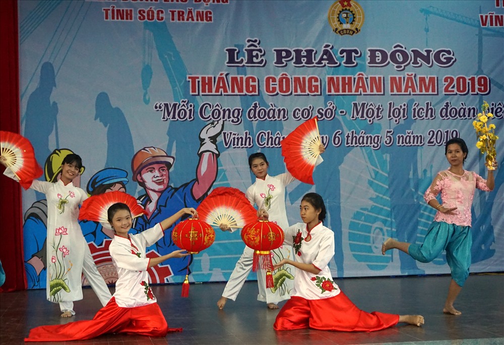 Văn nghệ chào mừng