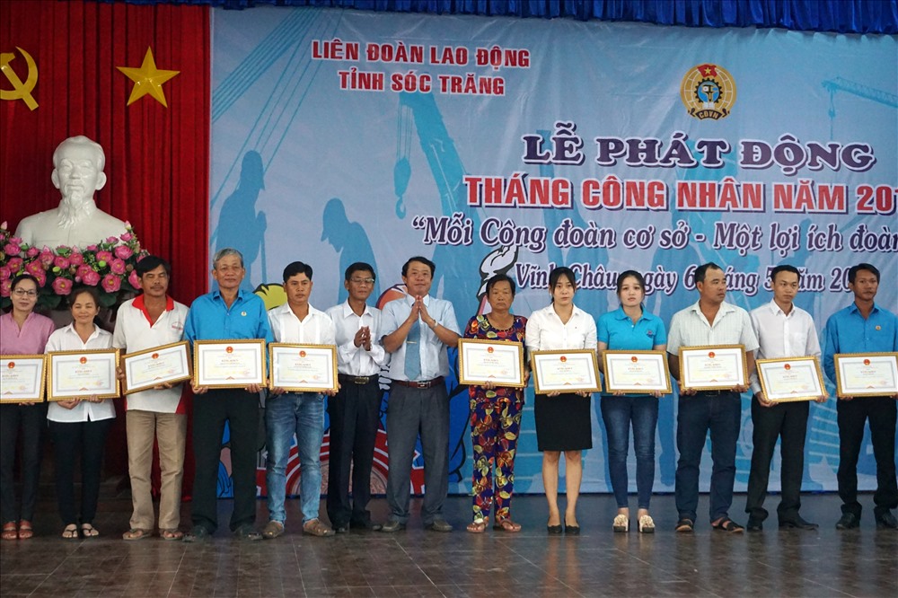 Tặng bằng khen của Chủ tịch UBND tỉnh Sóc Trăng cho CNVCLĐ
