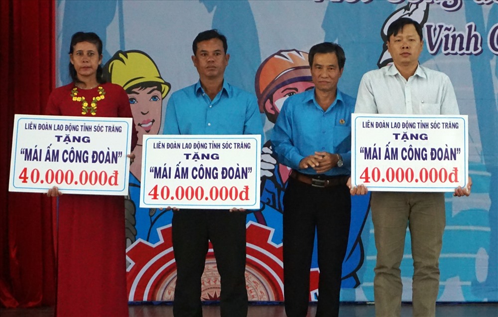Trao tượng trưng mái ấm công đoàn cho các đơn vị