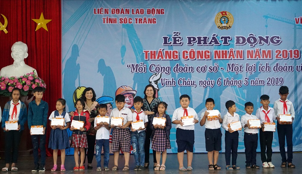 Trao học bổng cho con em CNVCLĐ vượt khó