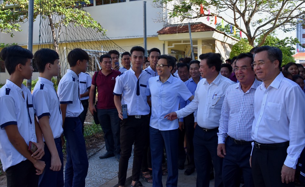 Phó thủ tướng Vũ Đức Đam trò chuyện cùng thầy, trò Trường Dân tộc nội trú tỉnh Bạc Liêu