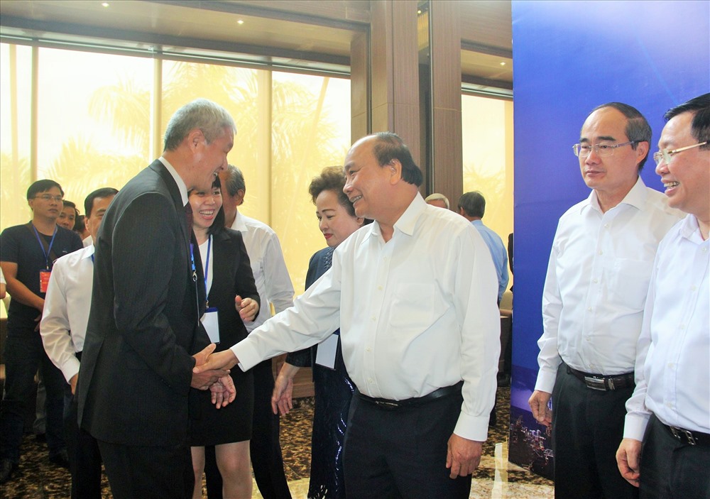 Thủ tướng Nguyễn Xuân Phúc gặp gỡ nhà đầu tư nước ngoài tại hội nghị