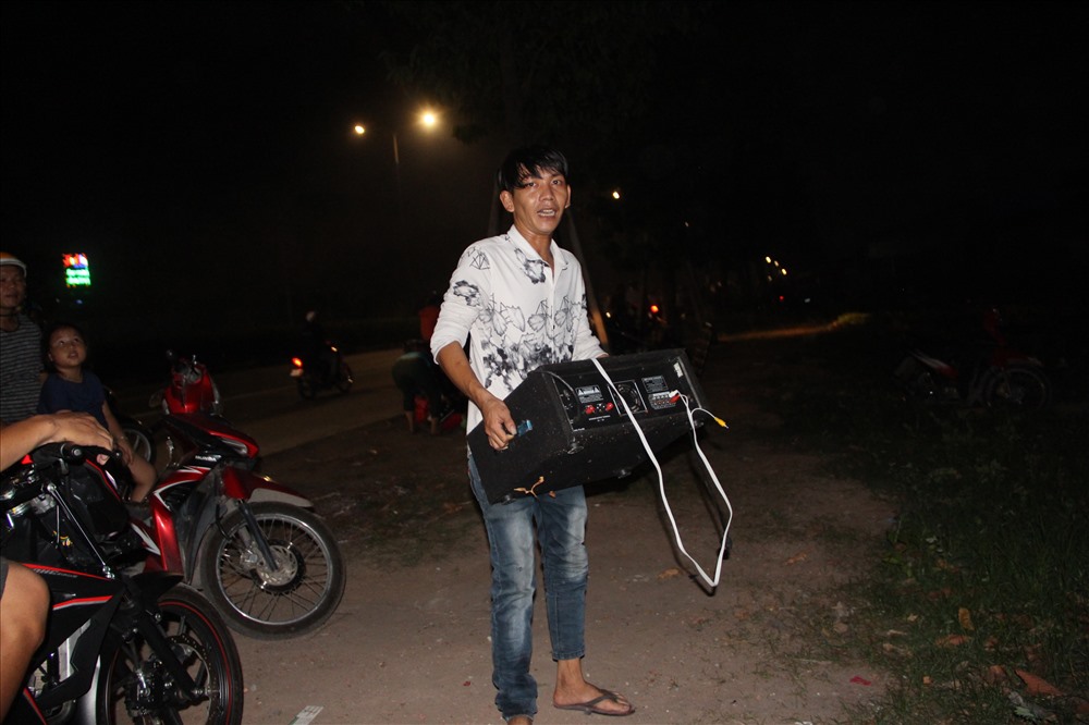 Người dân phải di chuyển đồ đạc đến khu vực an toàn.