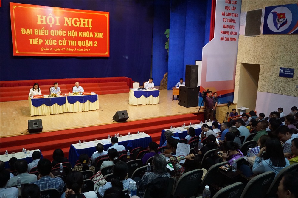 Các đại biểu Quốc hội tiếp xúc cử tri quận 2.