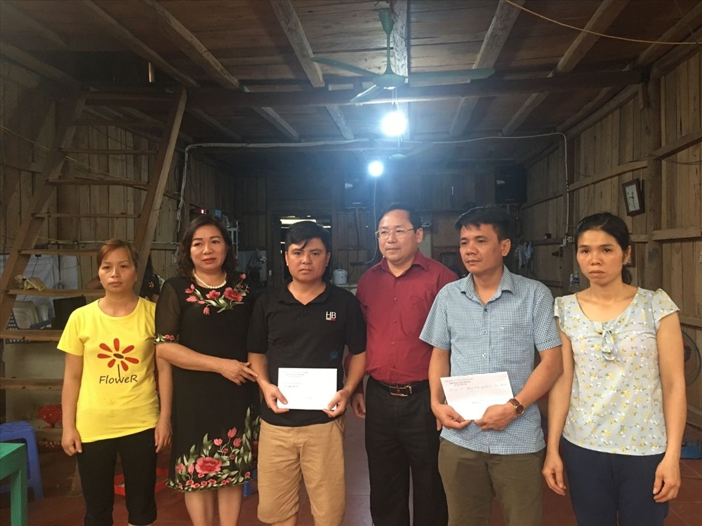 Lãnh đạo Sở GDĐT và Công đoàn ngành Giáo dục tỉnh Lai Châu thăm hỏi và trao hỗ trợ cho các hộ gia đình giáo viên bị hỏa hoạn.