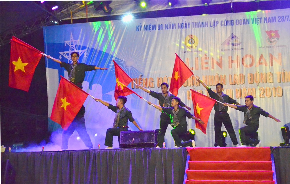 Hầu hết các tiết mục đều được đầu tư, dàn dựng công phu cả ca khúc lẫn trang phụ và múa minh họa. Ảnh: Lục Tùng