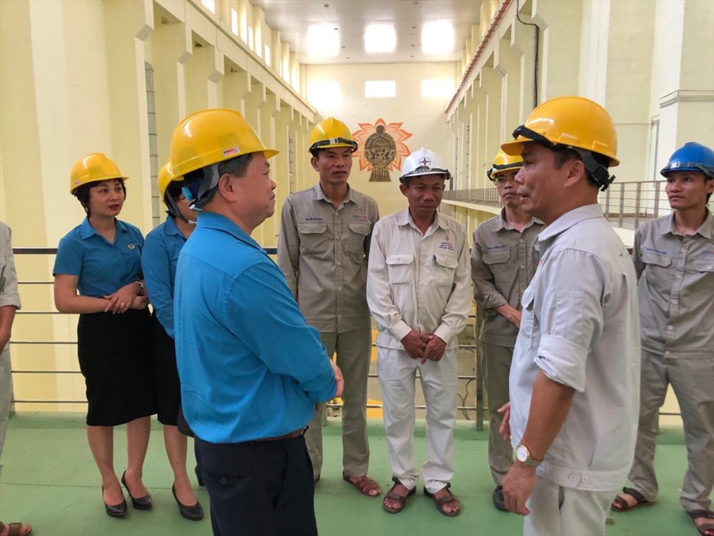 Đồng chí Khuất Quang Mậu - Chủ tịch Công đoàn Điện lực Việt Nam động viên CBCNV Cty TNHH MTV thuỷ điện Trung Sơn. Ảnh: H.A