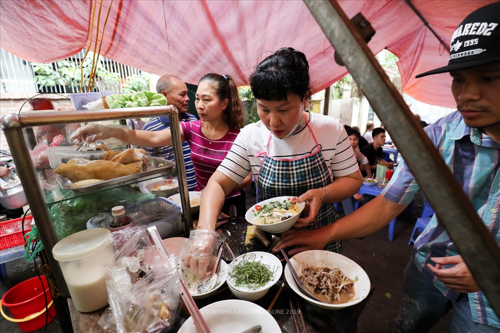 Công chúa Thụy Điển thưởng thức bún bò Nam Bộ tại quán ăn bình dân - Ảnh 6.