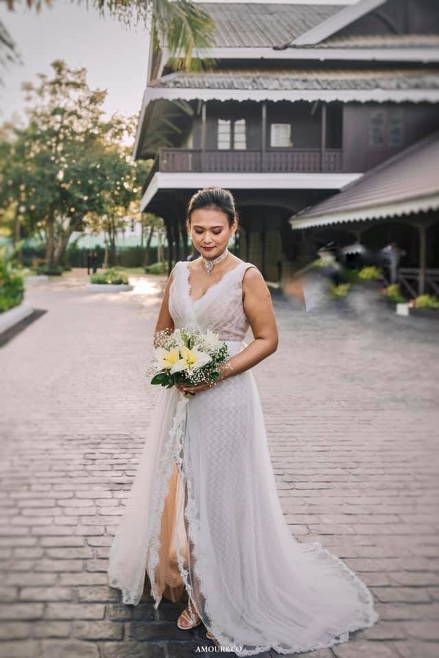 Thiri Thant Mon trong lễ cưới lần 2 của mình.