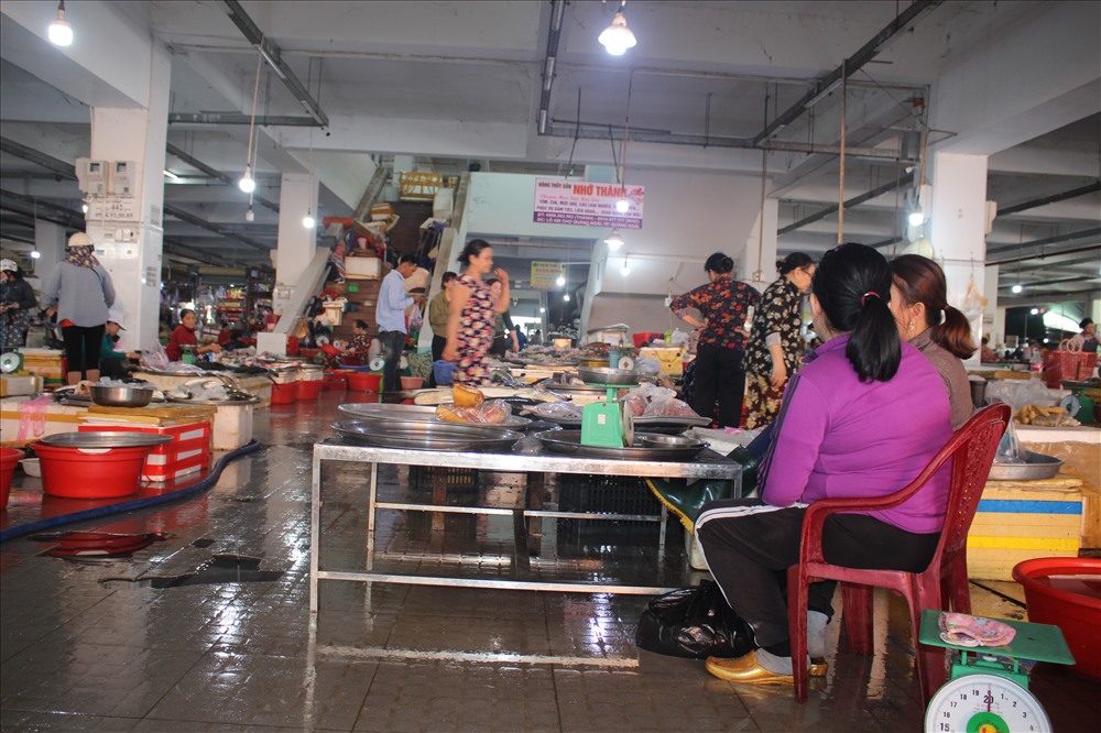Các tiểu thương và người dân phải chịu đựng mùi hôi thối trong gần 1 năm qua. Ảnh: H.V