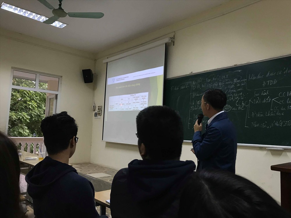 “Nhà báo quốc tế” trong buổi đứng lớp ở Học viện báo chí tuyên truyền.