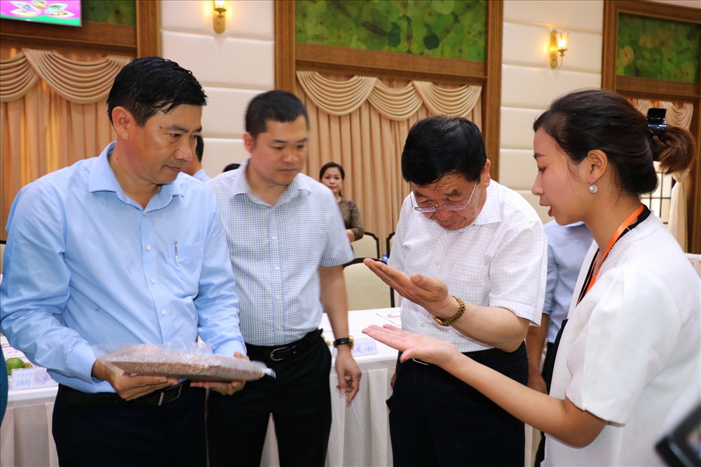 Phó Chủ tịch UBND tỉnh Đồng Tháp Phạm Thiện Nghĩa (bìa trái) trao đổi với đại diện Hiệp hội Lương thực Trung Quốc. Ảnh: LT