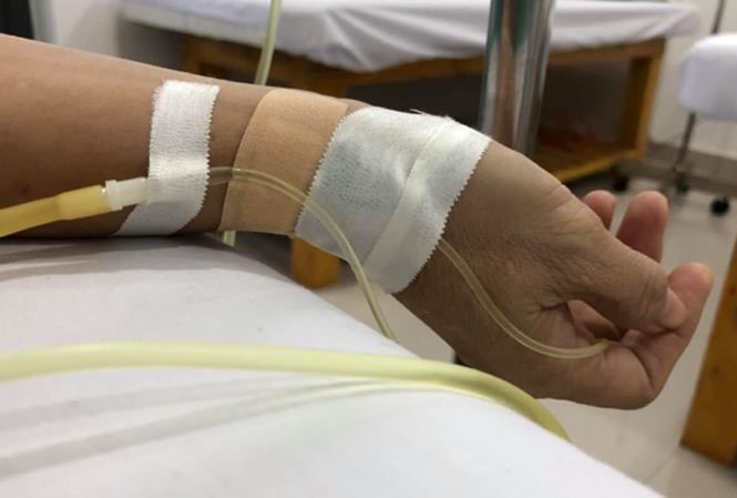 Cát Phượng tiết lộ cô nhập viện sau khi tắm đêm vì bị trúng gió, trúng nước dẫn đến sốt cao.