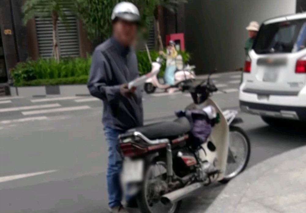 Chân dung người đàn ông giao giấy khám sức khỏe các loại.