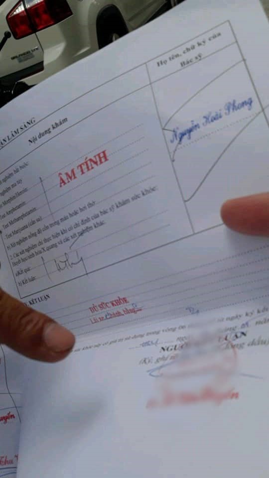 Khi người mua ngạc nhiên bởi con dấu và chữ ký của bác sĩ, người đàn ông liền chỉ tay hướng dẫn.