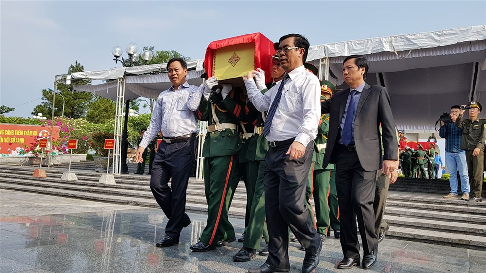 26 hài cốt liệt sĩ được đưa vào Nghĩa trang Quốc gia Đường 9 để làm lễ truy điệu, an táng. Ảnh: HT.