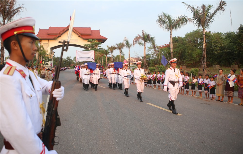 6h sáng, 26 hài cốt được chính quyền và nhân dân tỉnh Sa Vẳn Na Khẹt đưa đến Cửa khẩu Đen Sa Vẳn (Lào). Ảnh: Hưng Thơ.