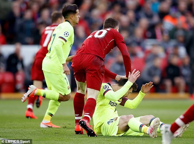 Tình huống dằn mặt Messi của Robertson. Ảnh: EMPICS.