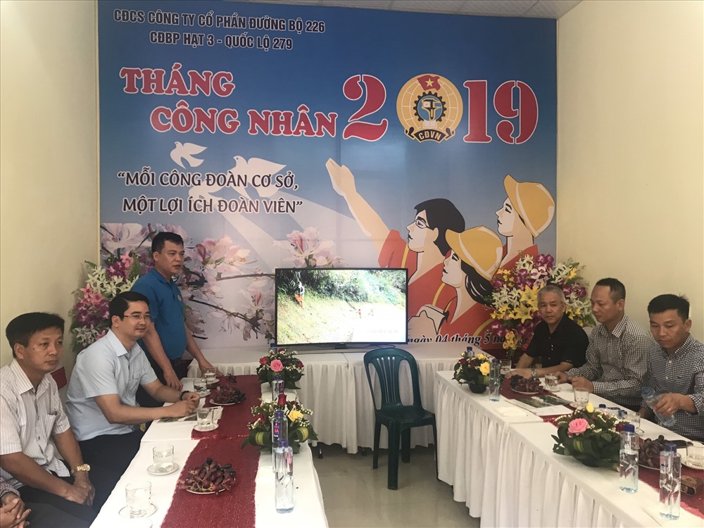 Đoàn công tác trao đổi với đoàn viên, NLĐ và lãnh đạo Cty. Ảnh: Q.T
