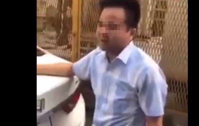 Thầy giáo dạy lái bị nhiều người hành hung. Ảnh cắt từ clip