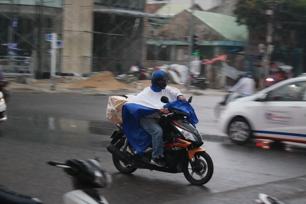 Cũng trong hơn 2 tuần qua, nắng nóng kéo dài khiến nhiều bệnh viện quá tải, nhất là các bệnh viện nhi do các bệnh liên quan đến đường hô hấp ở trẻ em tăng cao. Ảnh: Thùy Trang