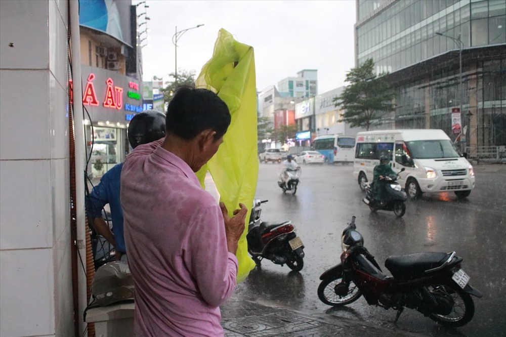 Mưa kèm theo gió lớn nên việc lưu thông của các phương tiện gặp rất nhiều khó khăn, có thời điểm tắt cục bộ. Ảnh: Thùy Trang