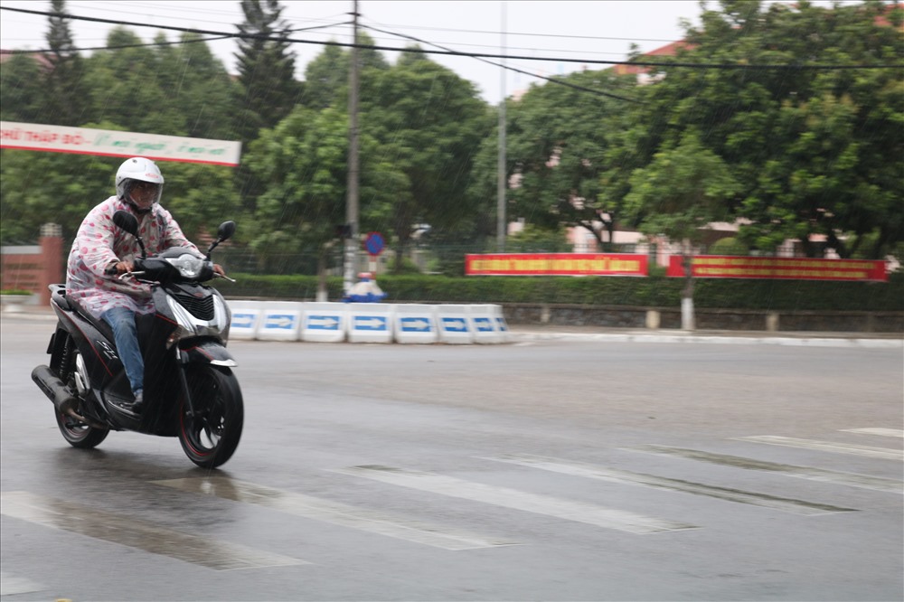 Tương tự ở Đà Nẵng, cơn mưa lớn cũng bất ngờ đổ xuống tại Quảng Nam. Ảnh: Đỗ Vạn