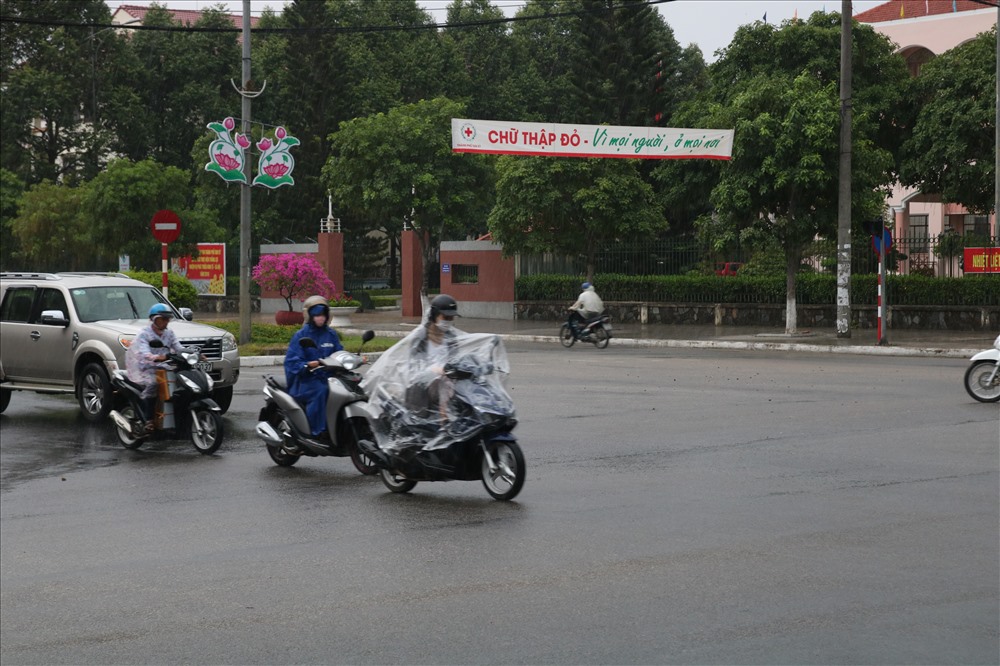 Trong những ngày tới, mưa dông vẫn tiếp tục xuất hiện vào buổi chiều tối. Dù vậy, vào buổi trưa trời vẫn nắng nóng, nhiệt độ khoảng 35-36 độ C. Ảnh: Vạn - Trang