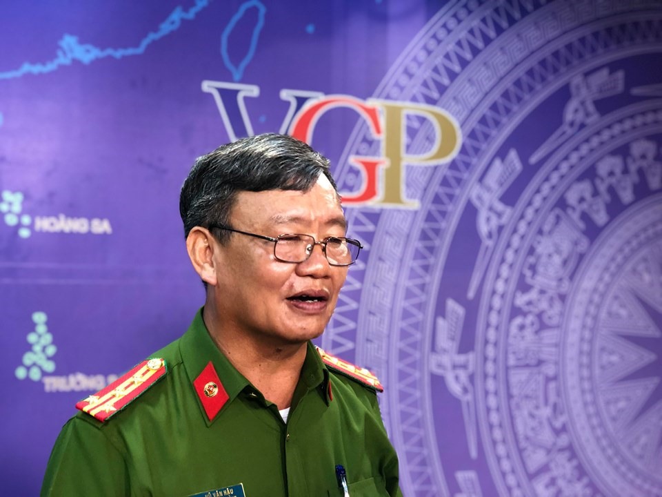 Đại tá Hậu.