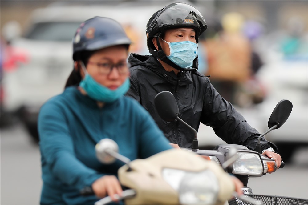 Áo chống nắng là lựa chọn của nhiều chị em phụ nữ khi ra đường những ngày này.